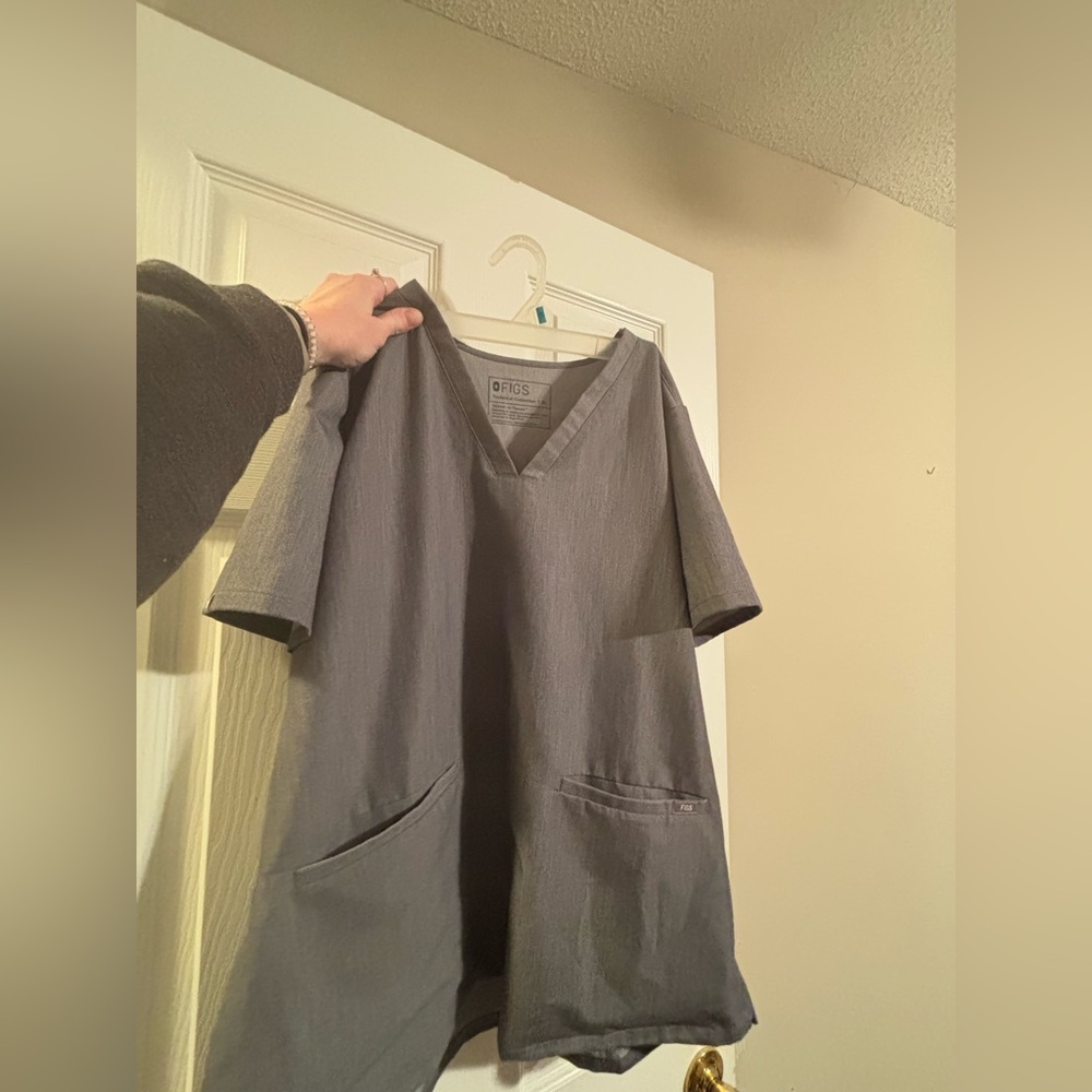 FIGS Casma Graphite Scrub Top